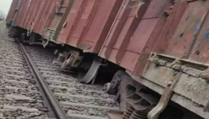 پڈعیدن، مال گاڑی حادثہ، متاثرہ بوگیوں کو ہٹانے کا کام جاری
