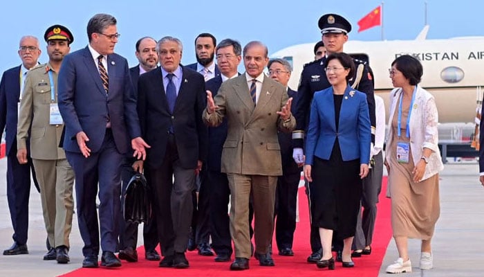 وزیراعظم چین پہنچ گئے، صدر شی ایس سی او رہنماؤں سے ملاقاتیں کریں گے