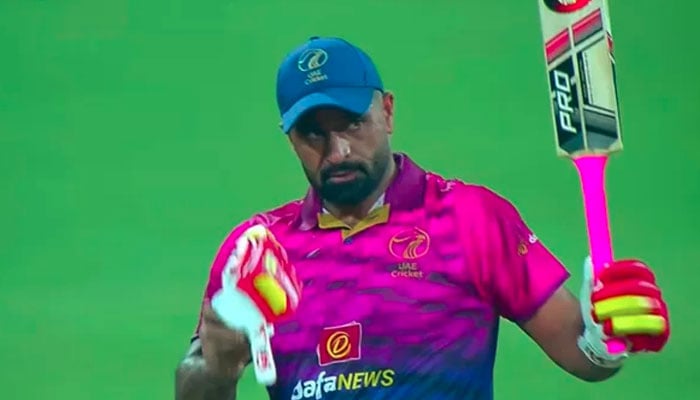 پاکستانی بولنگ کے چھکے چھڑانے والے آصف پاکستانی نکلے