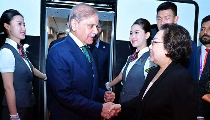 وزیراعظم شہباز شریف تیانجن سے بذریعہ بلٹ ٹرین بیجنگ پہنچ گئے