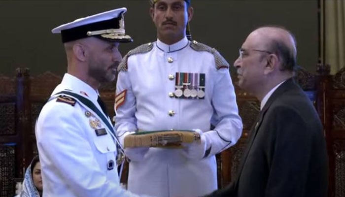 عرب امارات کی بحری افواج کے کمانڈر میجر جنرل حمد محمد عبداللّٰہ کو نشان امتیاز دیا گیا