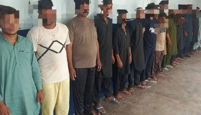 جیوانی سے ایران جانے والے 65 افراد گرفتار