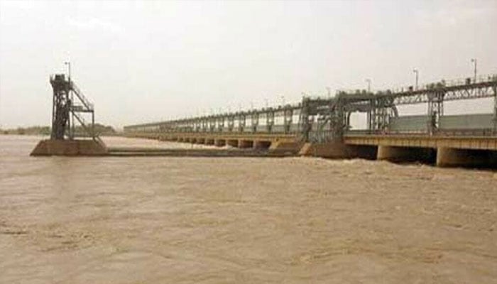دریائے سندھ کے بیراجوں پر سیلابی صورتحال برقرار، پانی میں بتدریج اضافہ
