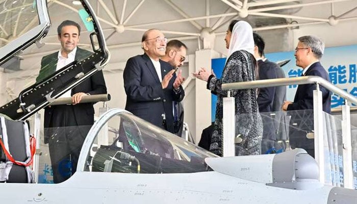 بیجنگ، صدر زرداری کا جے 10 سی بنانے والے چینی کمپلیکس کا دورہ