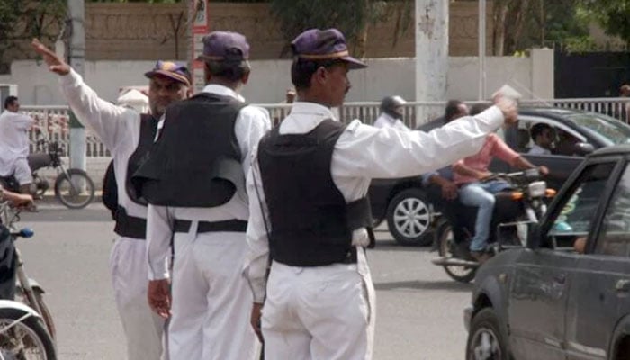 ٹریفک پولیس اہلکار کی موٹرسائیکل سوار پر تھپڑوں کی بارش