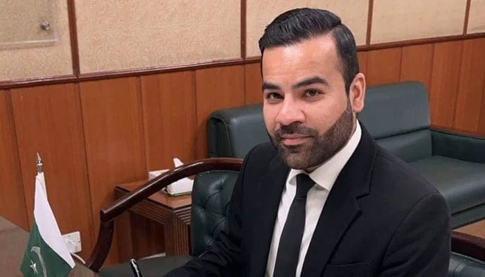 قدرتی آفت، وزیراعلیٰ گنڈاپور کہیں نظر نہیں آئے، عقیل ملک