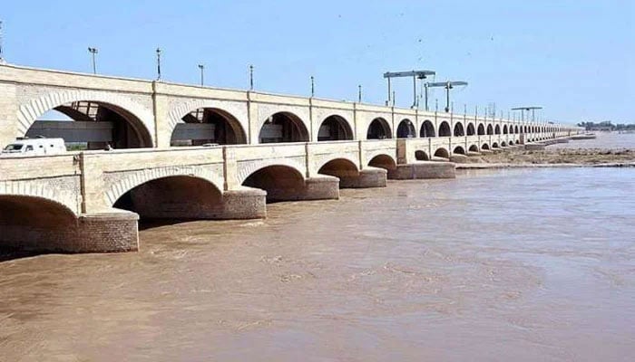 دریائے سندھ میں پانی کی سطح گرنا شروع، بڑھتے سیلاب و بڑے نقصانات کا خطرہ ٹل گیا
