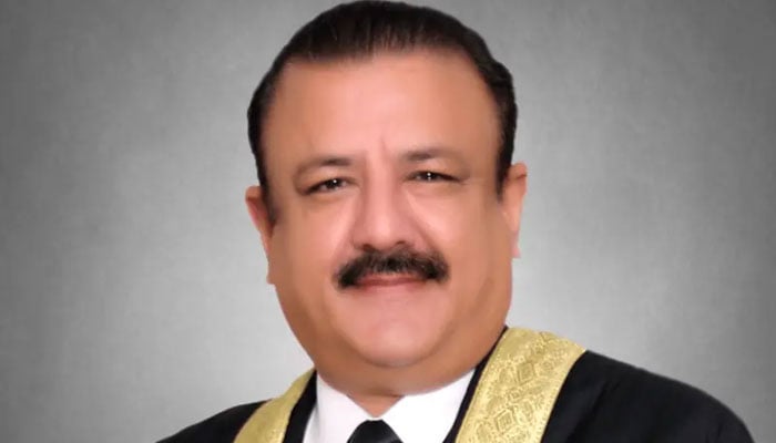 جعلی ڈگری کیس، جسٹس طارق محمود کو بطور جج کام کرنے سے روک دیا گیا