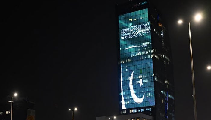 ریاض‘ کنگ ڈم ٹاور پاکستانی اور سعودی پرچم کے رنگوں سے روشن