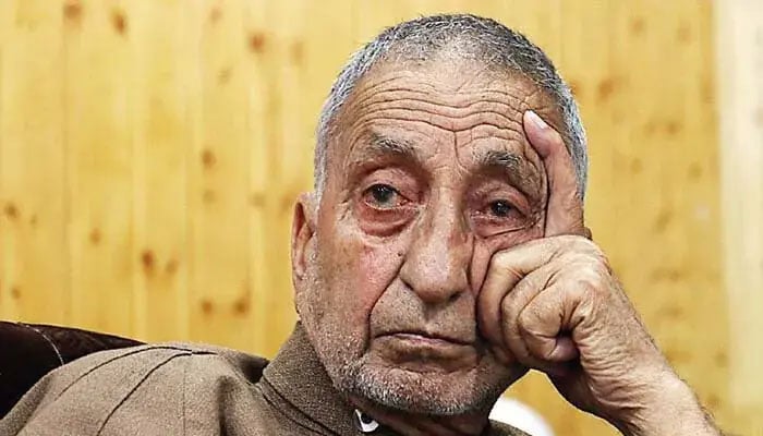 مقبوضہ کشمیر: بھارت نے حریت رہنما کی تدفین اندھیرے میں ہی کرادی