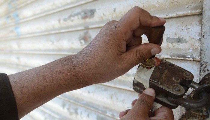 طارق روڈ پر مشہور بیوٹی سیلون سیل