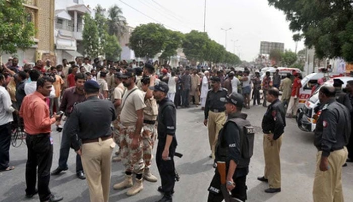 لانڈھی، 7 سالہ بچے کی نماز جنازہ، لواحقین کا لاش کے ہمراہ تھانے کے باہر احتجاج