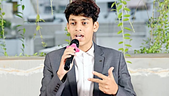 19 سالہ بھارتی مسلم نوجوان محمود اکرم کا 400 زبانوں پر عبور، 46 روانی سے بولتے ہیں