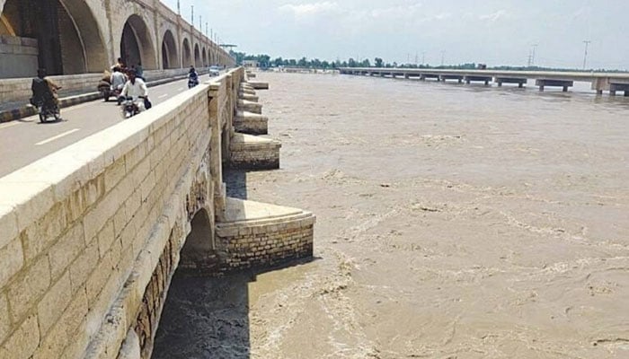 کوٹری بیراج پر پانی کی سطح میں اضافہ، گڈو اور سکھر بیراج پر مسلسل کمی