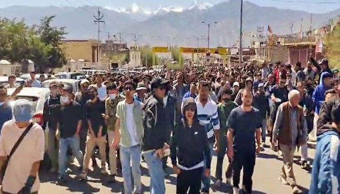 مقبوضہ کشمیر میں پرتشدد مظاہرے، 5 افراد ہلاک، بی جے پی کا دفتر نذر آتش