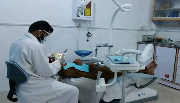 افغان خواتین پر مزید پابندیاں، مرد ڈینٹسٹ سے علاج بھی ممنوع قرار