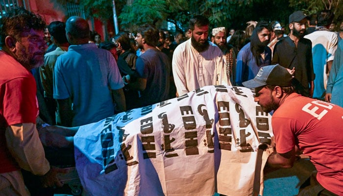 ڈکیتی مزاحمت پر قتل نوجوان کے اہلخانہ کا میت کے ہمراہ سپرہائی وے پر احتجاج