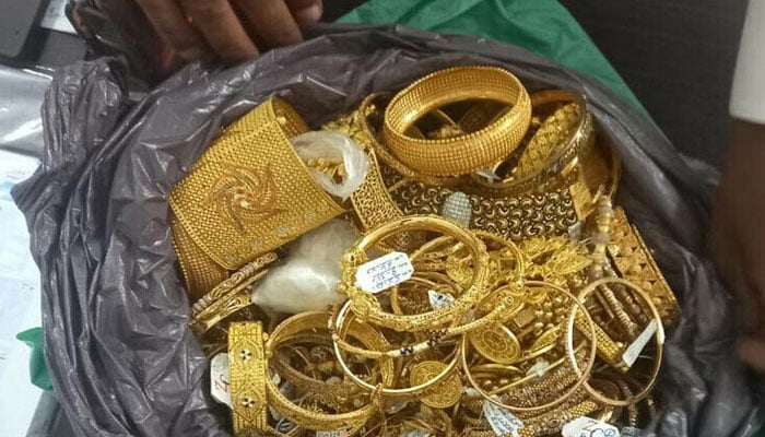 بفرزون، شاپنگ سینٹر میں واقع جیولری شاپ میں ڈکیتی، تشدد سے دکاندار زخمی