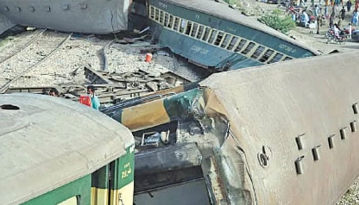 سکھر ایکسپریس کی 3 بوگیاں پٹڑی سے اتر گئیں، ڈاؤن ٹریک بند