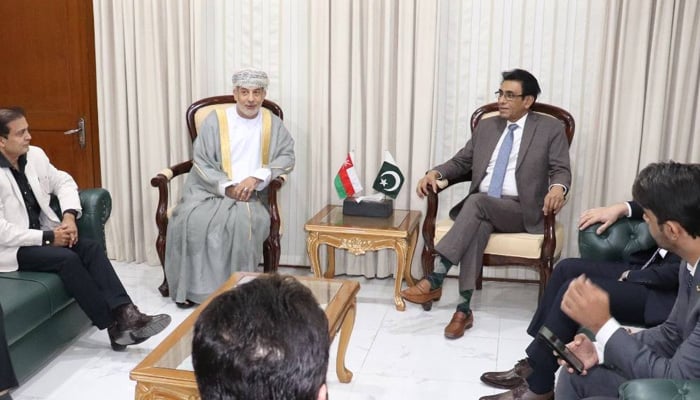 خالد مقبول سے پاکستان میں عمانی سفیر کی ملاقات، سفارتی و سماجی تعلقات کو مزید مستحکم بنانے پر زور