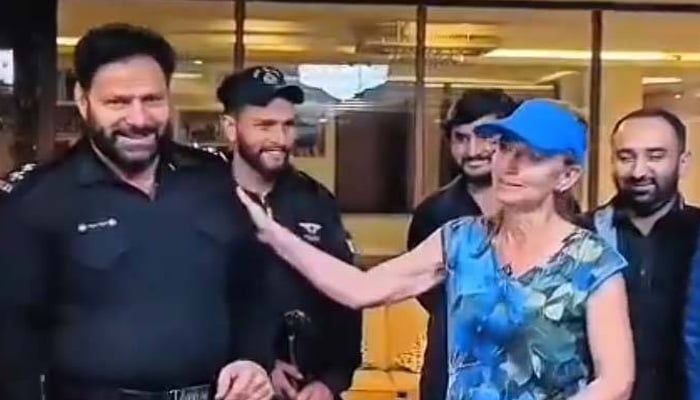 مانسہرہ پولیس نے ناران میں راستہ بھٹکنے والی جرمن خاتون سیاح کو ریسکیو کرلیا