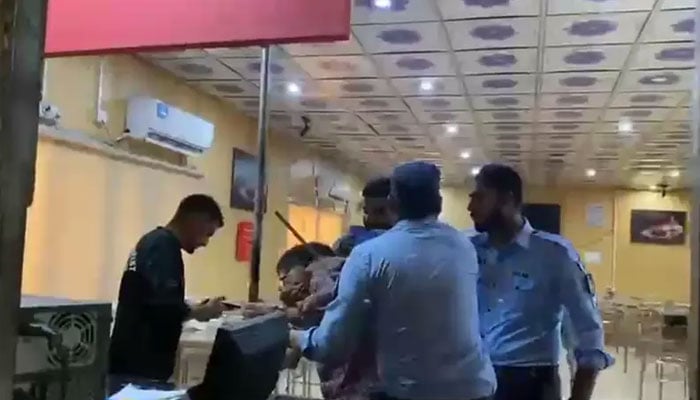 پولیس اسلام آباد پریس کلب میں گھس گئی، تشدد، حکومت کی معافی