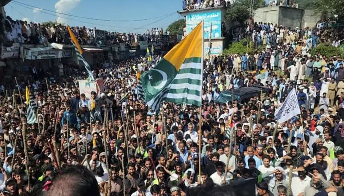 جہلم ویلی میں چھ روز سے بند موبائل، انٹر سروسز بحال، بازار کھل گئے، ٹریفک بحال