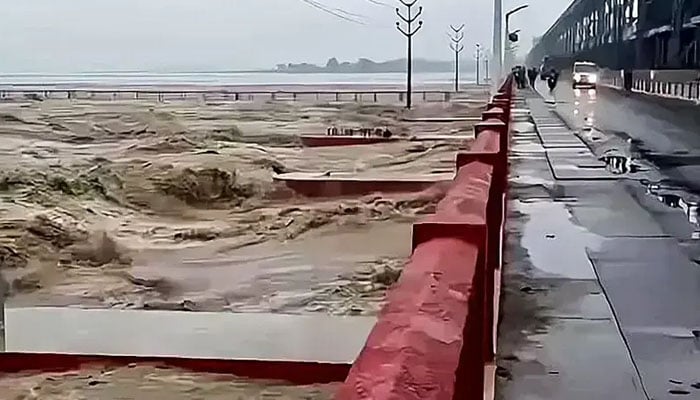 بھارت، دارجلنگ میں طوفانی بارشوں سے تباہی، 18 افراد ہلاک