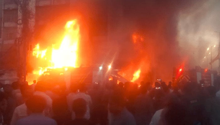 عائشہ منزل کے قریب شادی ہال میں آگ لگ گئی