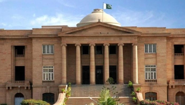 معاشی مشکلات، این ای ڈی یونیورسٹی کے طالب علم کا فیس عدم ادائیگی پر داخلہ منسوخ، ہائیکورٹ سے رجوع
