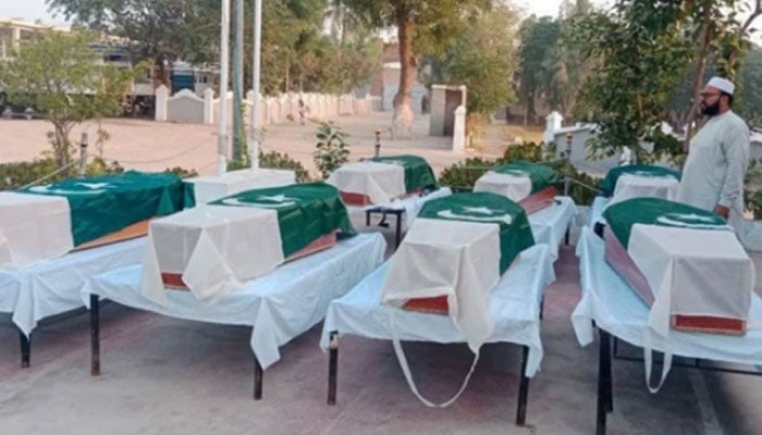 ڈیرہ اسماعیل خان، دہشت گرد حملے میں شہید 7 اہلکاروں کی نمازِ جنازہ ادا