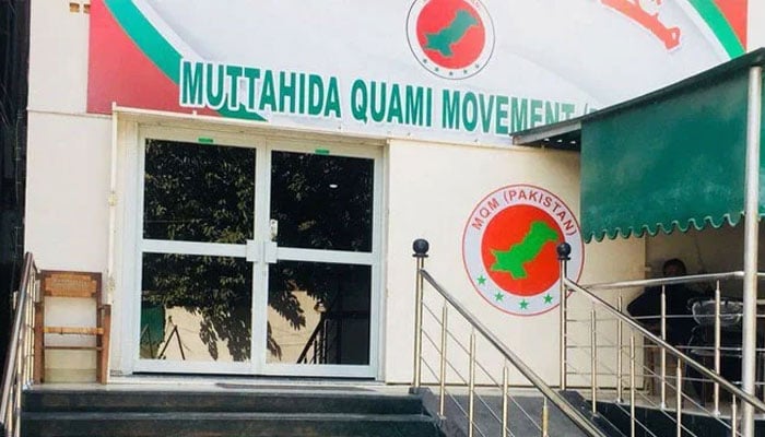 ریٹائرڈ ملازمین کے حق میں فیصلہ، ایم کیو ایم مرکز پر مٹھائی تقسیم