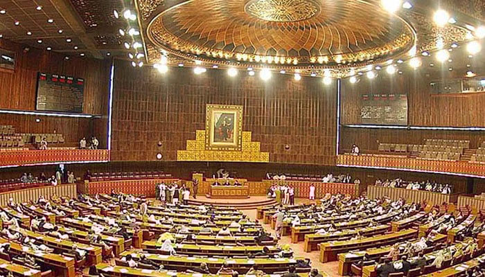 گزشتہ سال 10100  ملین ڈالر غیرملکی قرضے لئے گئے، تفصیلات  پارلیمنٹ میں پیش