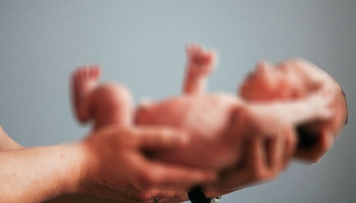 کورنگی کرسچن ٹاؤن، گھرکی بالکونی میں نومولود کی لاش ملی، 2 افراد زیر حراست