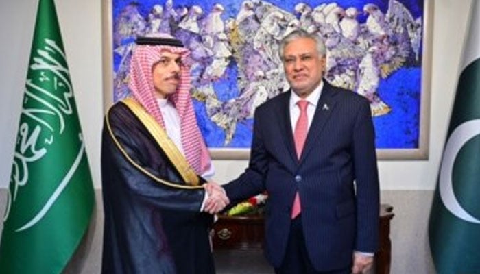 اسحاق ڈار کا سعودی وزیر خارجہ سے ٹیلیفونک رابطہ، خطے میں امن کیلئے مشترکہ عزم کا اعادہ