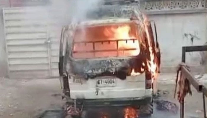 اسکول وین میں آگ، ڈرائیور اور بہن بھائی سمیت 6 بچے جھلس کر زخمی