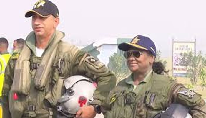 بھارت نے اپنی خاتون صدر کو رافیل طیارے میں سیر کرادی