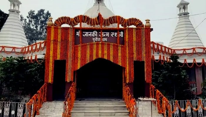 بھارت، پرشانت کشور کی مسلم امیدوار کے ساتھ حاضری کے بعد مندر کی صفائی