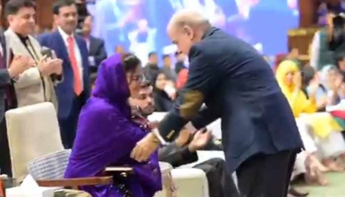 وزیراعظم نے بلوچستان کی طالبہ کو اپنی نشست پر بٹھادیا