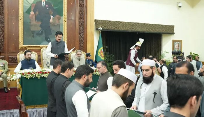 خیبر پختونخوا، 13 رکنی کابینہ تشکیل، سنگل ڈیجٹ میں رکھنے کی عمران کی ہدایات نظر انداز