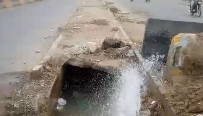 گلشن اقبال کے علاقے مسکن میں پانی کی لائن ٹوٹ گئی