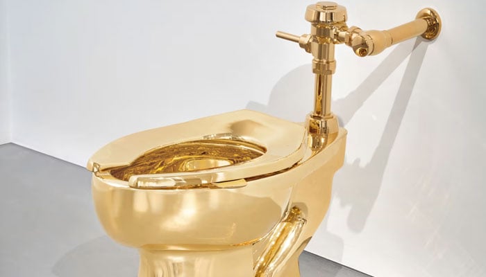 18 قیراط خالص سونے کا ٹوائلٹ ’’امریکا‘‘ نیلامی کے لیے پیش