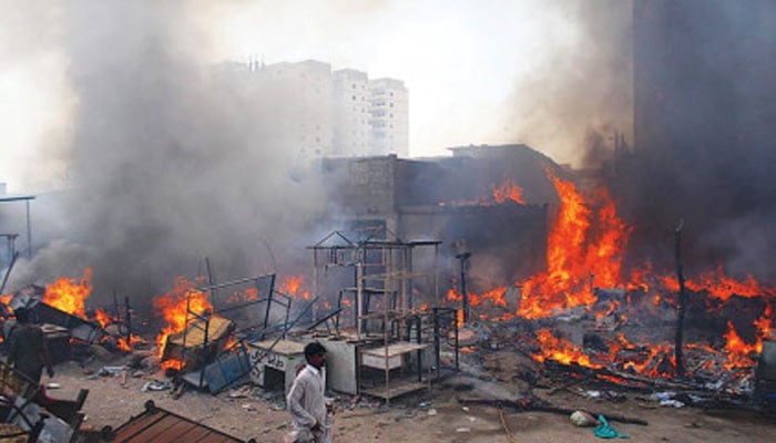 گلستان جوہر بلاک 12 میں آگ، 200 سے زائد جھگیاں جل کر خاکستر ہوگئیں