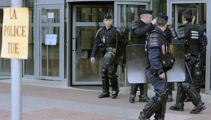 پیرس کے نواحی علاقے میں زیر حراست خاتون سے زیادتی کے الزام میں دو پولیس افسر گرفتار