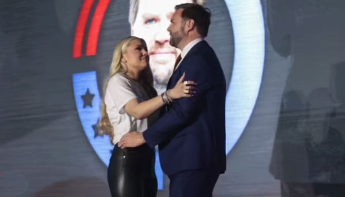 امریکی نائب صدر اور ایریکا کرک کی گلے ملنے کی ویڈیو پر طلاق کی افواہیں