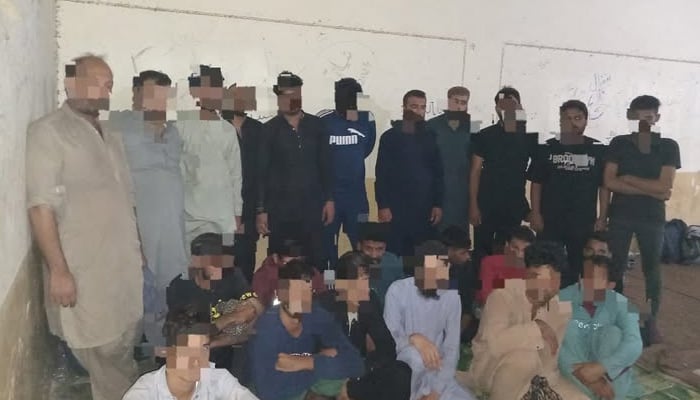 ایران جانے والے 21 افراد کو تحویل میں لے لیا گیا