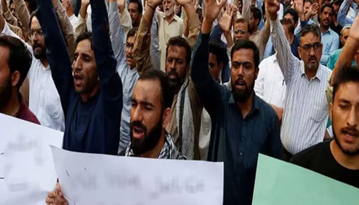 بجلی کی لوڈشیڈنگ کیخلاف ایڈمن سوسائٹی کے مکینوں کا ٹیپو سلطان روڈ پر احتجاج