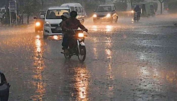 راولپنڈی اسلام آباد سمیت بالائی علاقوں میں بارش و ژالہ باری، پہاڑوں پر برفباری