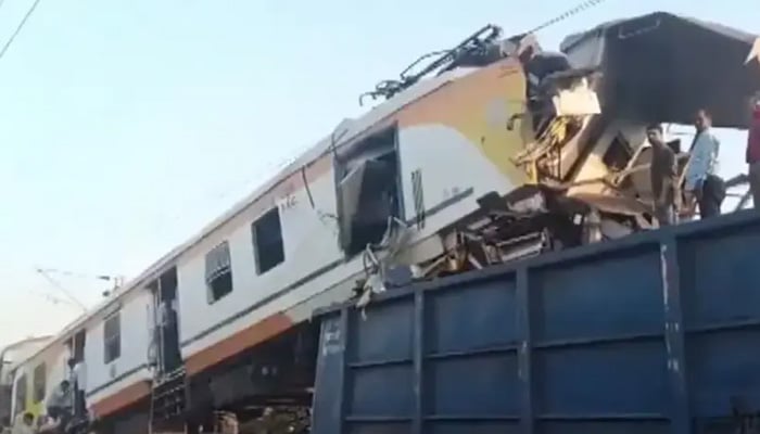 بھارتی ریاست چھتیس گڑھ میں مسافر ٹرین مال گاڑی سے ٹکرا گئی، 8 افراد ہلاک