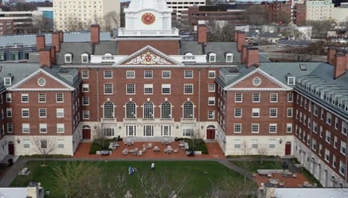 امریکی مخیر میکینزی اسکاٹ کا ہاورڈ یونیورسٹی کو 23 ارب کا عطیہ